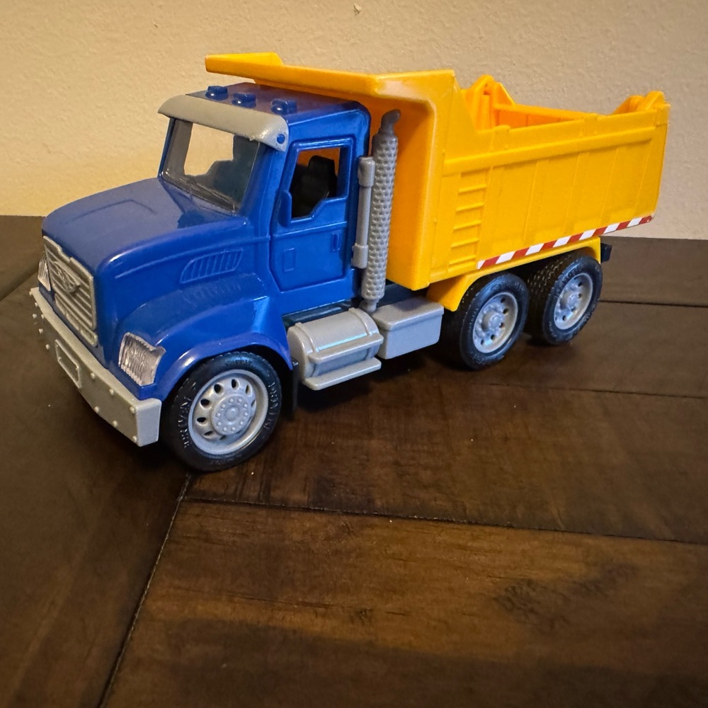 RC Dump Truck 1 Blue and Yellow Battery Operates Remote Control - Picture 6 of 9
